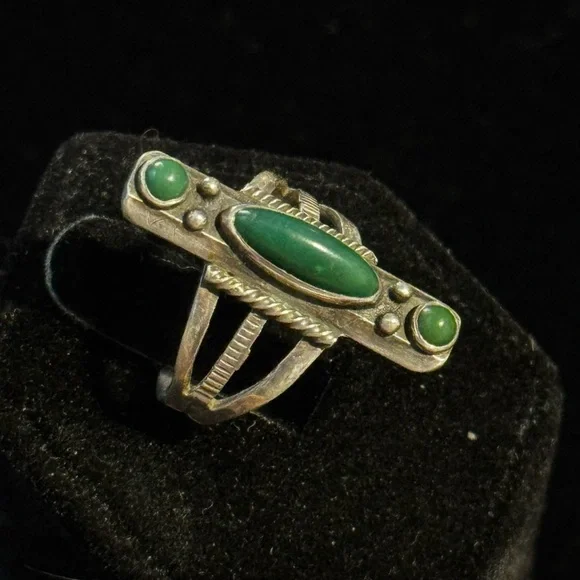 Vintage Native American Turquoise Sterling Silver Ring - Picture 2 of 6
